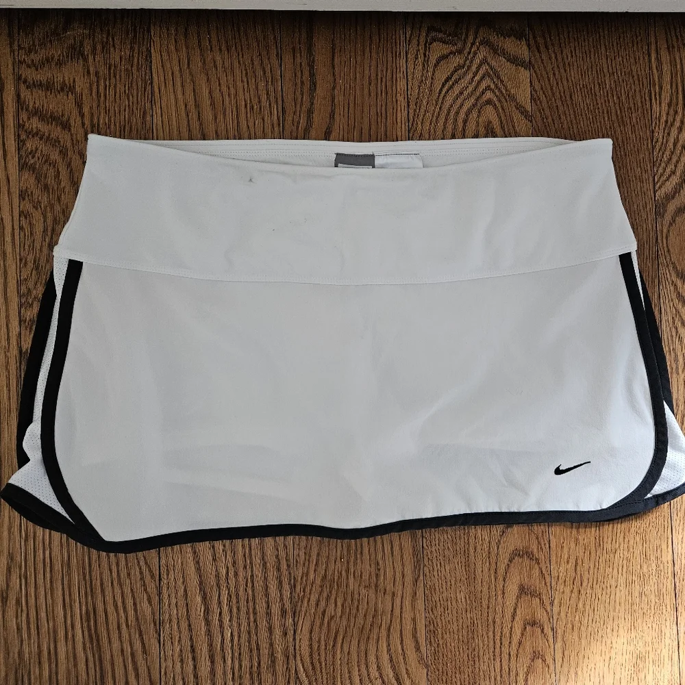 Nike Women's White and Black Athletic Skort - Size Medium - Picture 5 of 12